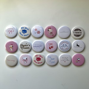 Kokette Pink Buttons: Snoopy, Retro, & Bücherwurm Designs