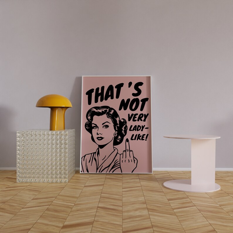 K&ouml;nnte beinhalten: Eine Schwarzwei&szlig;illustration einer Frau, die den Mittelfinger zeigt, mit dem Text "That's not very lady-like!" auf rosa Hintergrund.