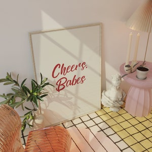 Cheers Babes プリント、バーカート ポスター、ガーリー アパートメント、女の子向け部屋の装飾、トレンディなプリント、風変わりなタイポグラフィ アート、ヴィンテージ マキシマリズム装飾