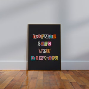 Puede incluir: Un p&oacute;ster enmarcado en negro con el texto "normal gets you nowhere" en letras recortadas de colores.