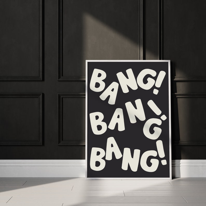 Pu&ograve; includere: Un poster in bianco e nero con la parola "BANG!" ripetuta tre volte in un carattere divertente e di grandi dimensioni.