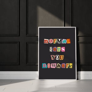 Puede incluir: Un p&oacute;ster en blanco y negro con el texto "normal gets you nowhere" en letras de colores recortadas.