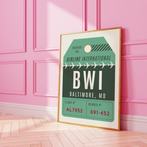 K&ouml;nnte beinhalten: Ein Vintage-Gep&auml;ckanh&auml;nger mit dem Text "Airline International" und "BWI Baltimore, MD". Der Anh&auml;nger ist gr&uuml;n mit wei&szlig;en und roten Akzenten. Die Flugnummer ist AL7952 und die Mitgliedsnummer ist 691-452.