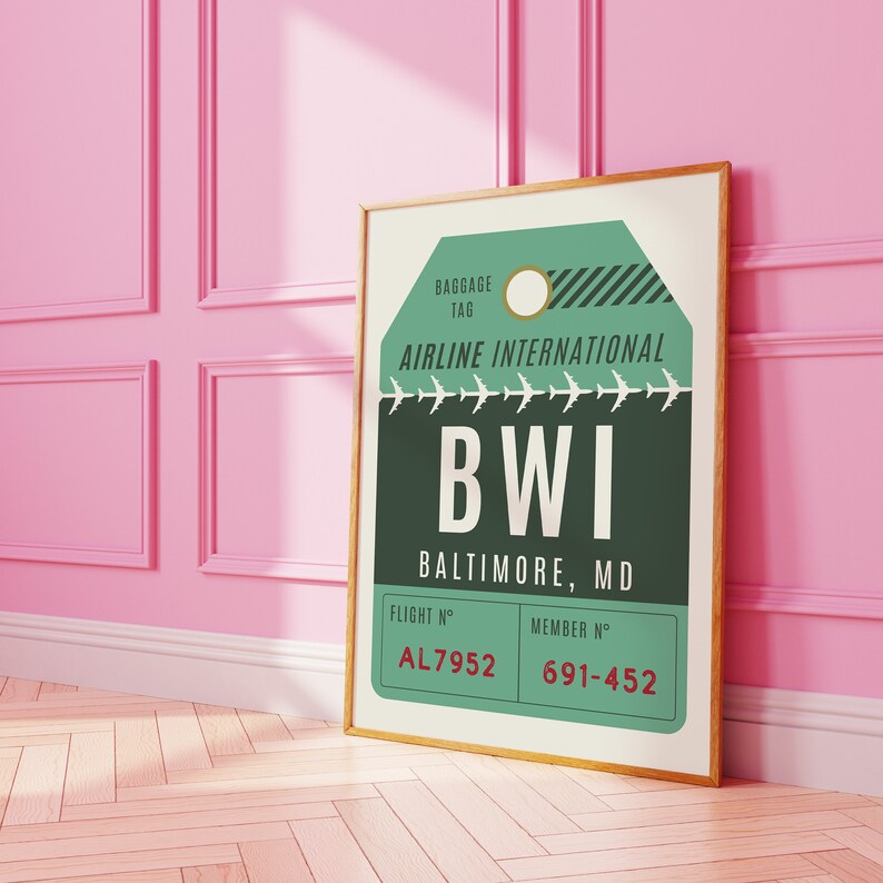 K&ouml;nnte beinhalten: Ein Vintage-Gep&auml;ckanh&auml;nger mit dem Text "Airline International" und "BWI Baltimore, MD". Der Anh&auml;nger ist gr&uuml;n mit wei&szlig;en und roten Akzenten. Die Flugnummer ist AL7952 und die Mitgliedsnummer ist 691-452.