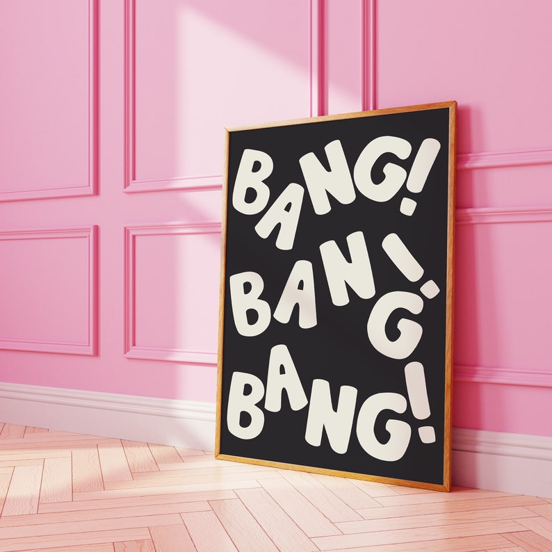 Pu&ograve; includere: Un poster nero incorniciato con lettere bianche che compongono la parola "BANG!" in un carattere divertente e di grandi dimensioni. Le lettere sono disposte in modo casuale su uno sfondo nero.