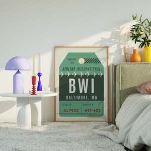 K&ouml;nnte beinhalten: Ein gr&uuml;nes und wei&szlig;es Gep&auml;ckanh&auml;nger mit dem Text "BAGGAGE TAG" und "AIRLINE INTERNATIONAL" &uuml;ber dem Text "BWI BALTIMORE, MD". Der Anh&auml;nger enth&auml;lt auch den Text "FLIGHT N&deg; AL7952" und "MEMBER N&deg; 691-452".
