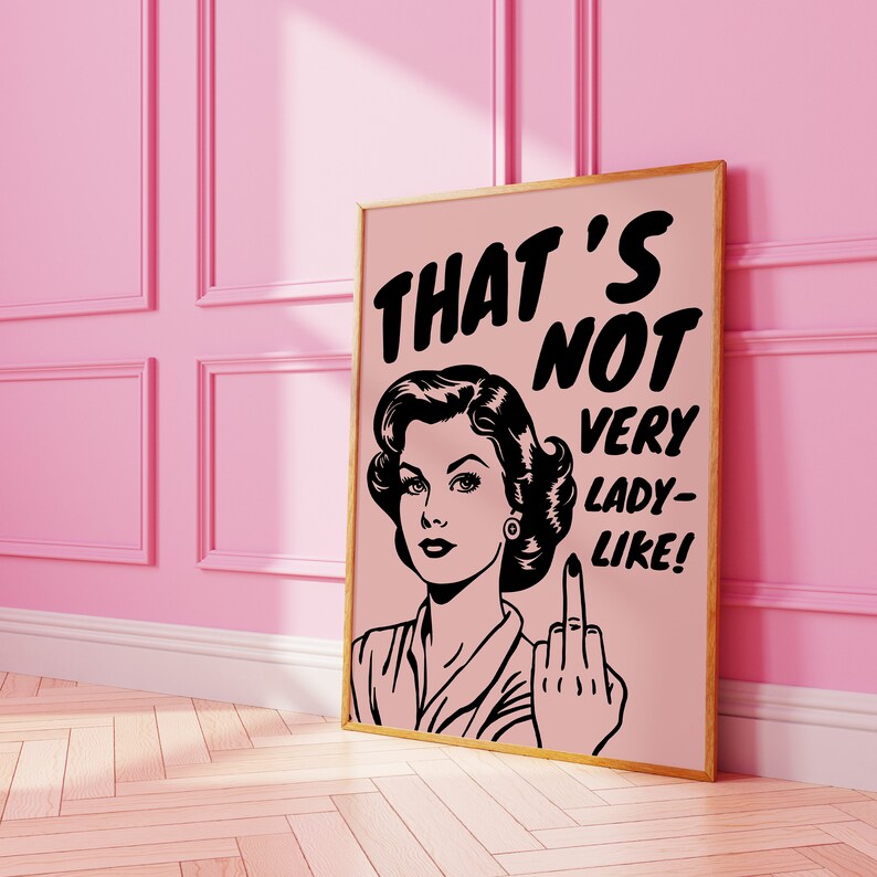 K&ouml;nnte beinhalten: Ein rosa und schwarzes Poster mit einer Retro-Illustration einer Frau, die den Mittelfinger zeigt. Der Text auf dem Poster lautet "That's not very lady-like!"