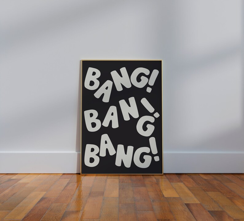 Pu&ograve; includere: Un poster incorniciato nero con la parola "BANG!" ripetuta in bianco, con caratteri stilizzati.