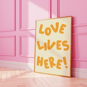 Love Lives Here Print, Gelbe Wanddeko, Typografie Kunst, Maximalismus Dekor, Quirky Art Print, Boho Wohnungsdekor, Trendige Poster, Indie