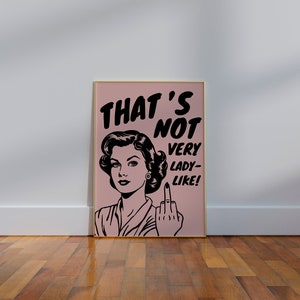 K&ouml;nnte beinhalten: Eine Schwarzwei&szlig;illustration einer Frau, die den Mittelfinger zeigt, mit dem Text "That's not very lady-like!" auf rosa Hintergrund.