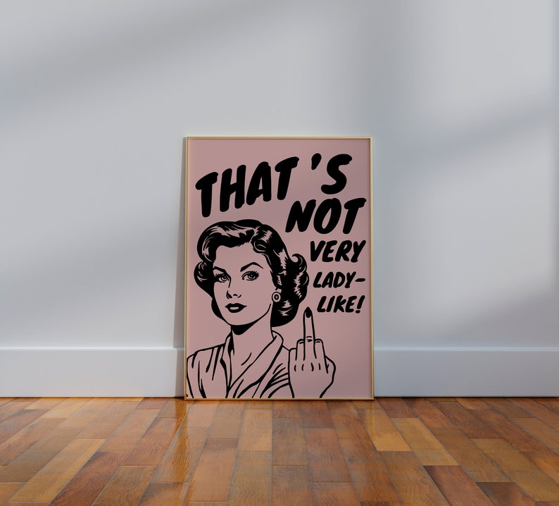 K&ouml;nnte beinhalten: Eine Schwarzwei&szlig;illustration einer Frau, die den Mittelfinger zeigt, mit dem Text "That's not very lady-like!" auf rosa Hintergrund.