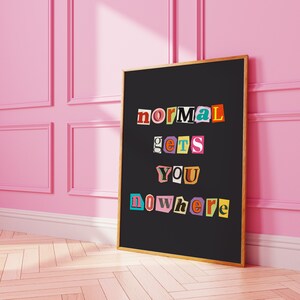 Puede incluir: Un p&oacute;ster enmarcado en negro con la frase "normal gets you nowhere" escrita en letras de recortes de revistas de colores.