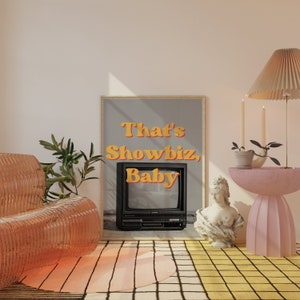 Eso es Showbiz Baby Print - Impresión de arte de los años 70 - Decoración de pared peculiar - Arte de galería ecléctica - Decoración de dormitorios universitarios - Carteles de moda - Arte de exposición