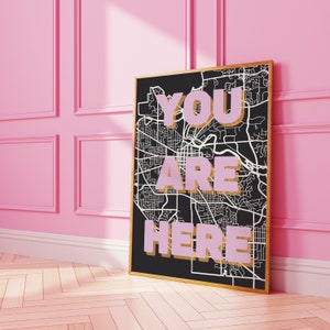 Usted está aquí Imprimir - Arte de la pared del mapa de la ciudad - Decoración de maximalismo - Pared de la galería ecléctica - Decoración del dormitorio universitario - Estética rosa - Descarga digital