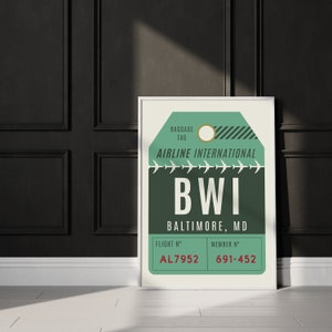 K&ouml;nnte beinhalten: Ein gr&uuml;nes und wei&szlig;es Gep&auml;ckanh&auml;nger mit dem Text "AIRLINE INTERNATIONAL" und "BWI BALTIMORE, MD". Der Anh&auml;nger hat auch den Text "FLIGHT N&deg; AL7952" und "MEMBER N&deg; 691-452".