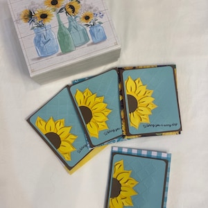 4 blocos de anotações estacionários inspiradores com envelopes em uma caixa. Feito à mão. Pronto para escrever palavras agradáveis e enviar para um amigo.