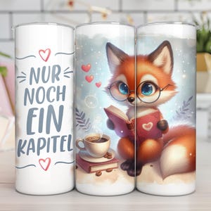 Könnte beinhalten: Ein weißer Becher mit einem Cartoon-Fuchs, der ein Buch liest, eine Brille trägt und eine Tasse Kaffee hält. Der Becher trägt den Text "NUR NOCH EIN KAPITEL" mit Herzakzenten. Der Fuchs ist orange und weiß.