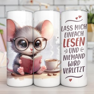 Könnte beinhalten: Weißer Becher mit einer Illustration einer Cartoon-Maus, die eine Brille trägt und ein Buch liest. Eine Tasse Kaffee und der Text "Lass mich einfach lesen und niemand wird verletzt" sind ebenfalls zu sehen.