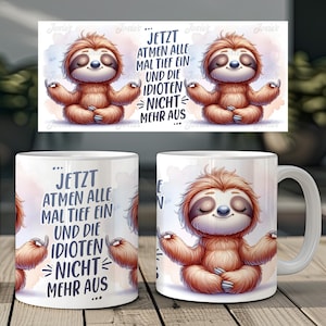 May include: White ceramic mug with a cartoon sloth meditating. The sloth is light brown with closed eyes and a peaceful expression. The mug has text in German: "JETZT ATMEN ALLE MAL TIEF EIN UND DIE IDIOTEN NICHT MEHR AUS..." in black.