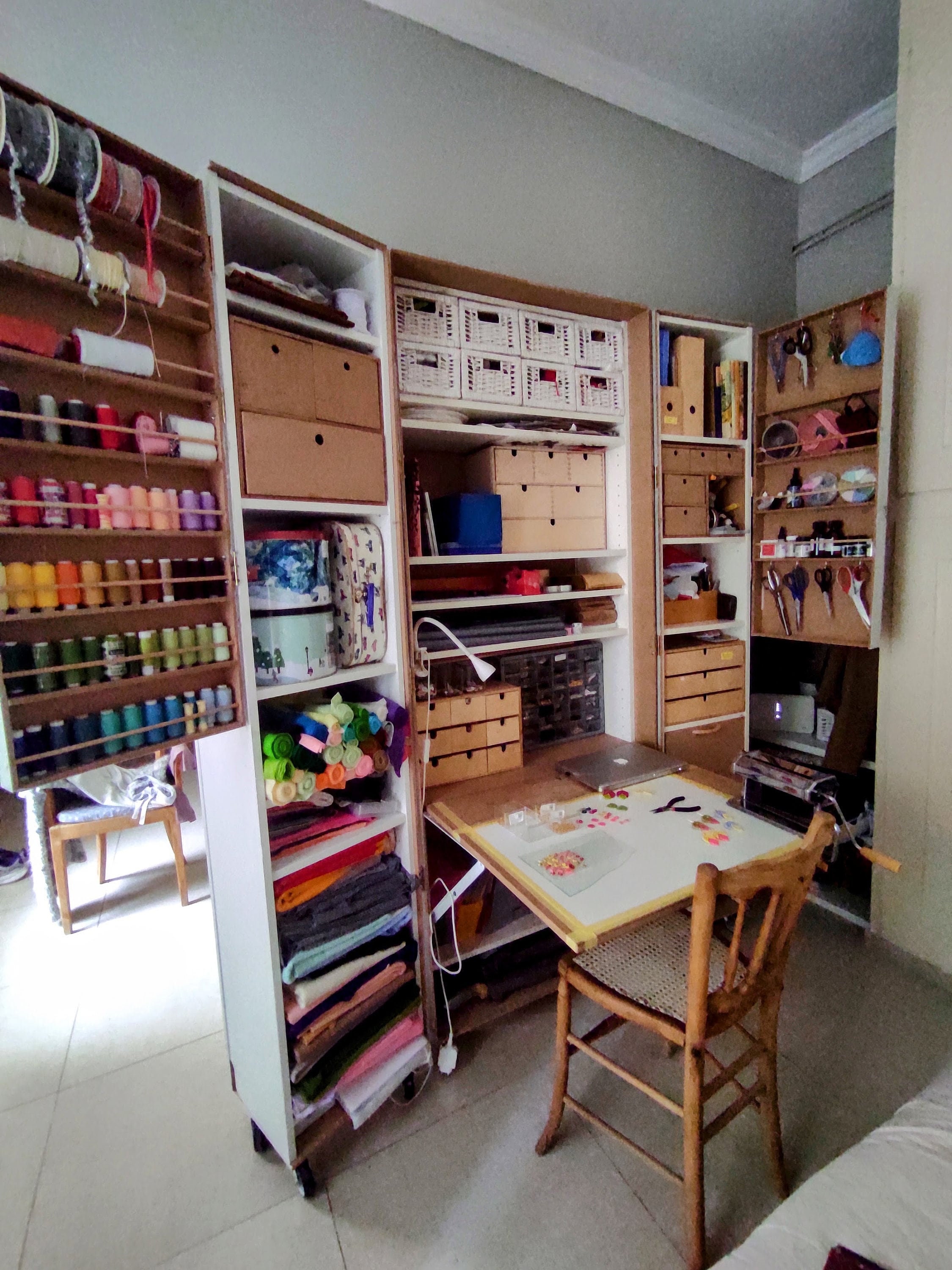 Basteltisch Kompakter Basteltisch mit Aufbewahrungsschrank Handwerksbedarf Lagerung Zusammenklappbarer Basteltisch klappbarer Schreibtisch Bastelschrank