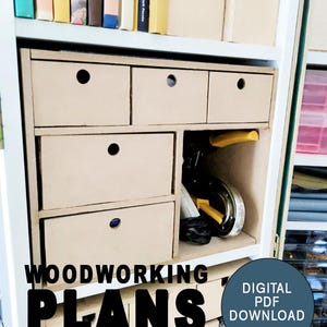 Op de afbeelding: Een kast met meerdere kleine, lichtbruine lades en planken. De tekst "WOODWORKING PLANS" staat in grote, vette, zwarte letters. Een blauwe cirkel met de tekst "DIGITAL PDF DOWNLOAD" is ook zichtbaar.