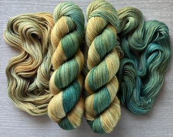 Handgefärbtes Sockengarn: Mehrfarbiges Superwash-Merinogarn, Türkisgrün-Gold