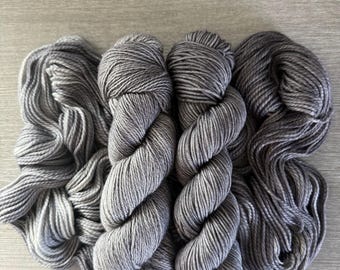 Filato di lana merino superwash tinto a mano: grigio cincillà, fingering tonale, worsted, DK