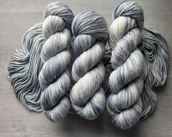 Filato variegato tinto a mano: Overcast Days, lana merino superwash, DK, fingering, peso worsted