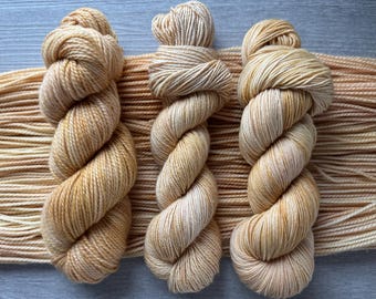 Filato di lana merino tinto a mano: colore grano tono su tono, spessore fingering, spessore DK, spessore worsted