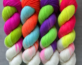 Neonowa włóczka skarpetkowa: ręcznie farbowana wełna merynosowa Super Wash, czarna, reagująca na światło