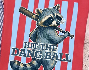 Colpisci la palla PNG, clipart divertente di un procione che gioca a softball, torneo di softball itinerante PNG, design per maglietta da mamma di una giocatrice di softball, sport con procioni PNG