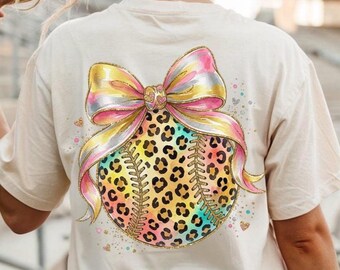 Immagine PNG di una palla da baseball con pennellate civettuole, design da softball con stampa leopardata, sublimazione preppy per il giorno della partita, maglietta sportiva da ragazza per mamme (download digitale)