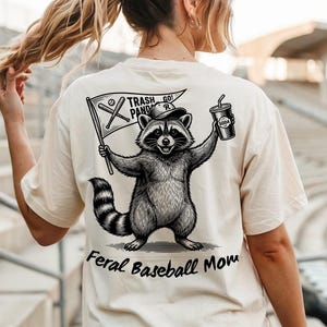 Mamma di baseball selvatica PNG, design di mamma sportiva procione, procione alla moda per il giorno della partita PNG, sublimazione umoristica sulla vita da mamma immagine 1