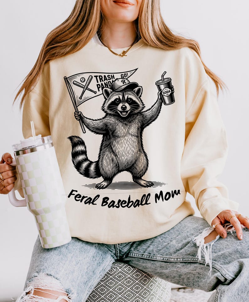 Mamma di baseball selvatica PNG, design di mamma sportiva procione, procione alla moda per il giorno della partita PNG, sublimazione umoristica sulla vita da mamma immagine 2
