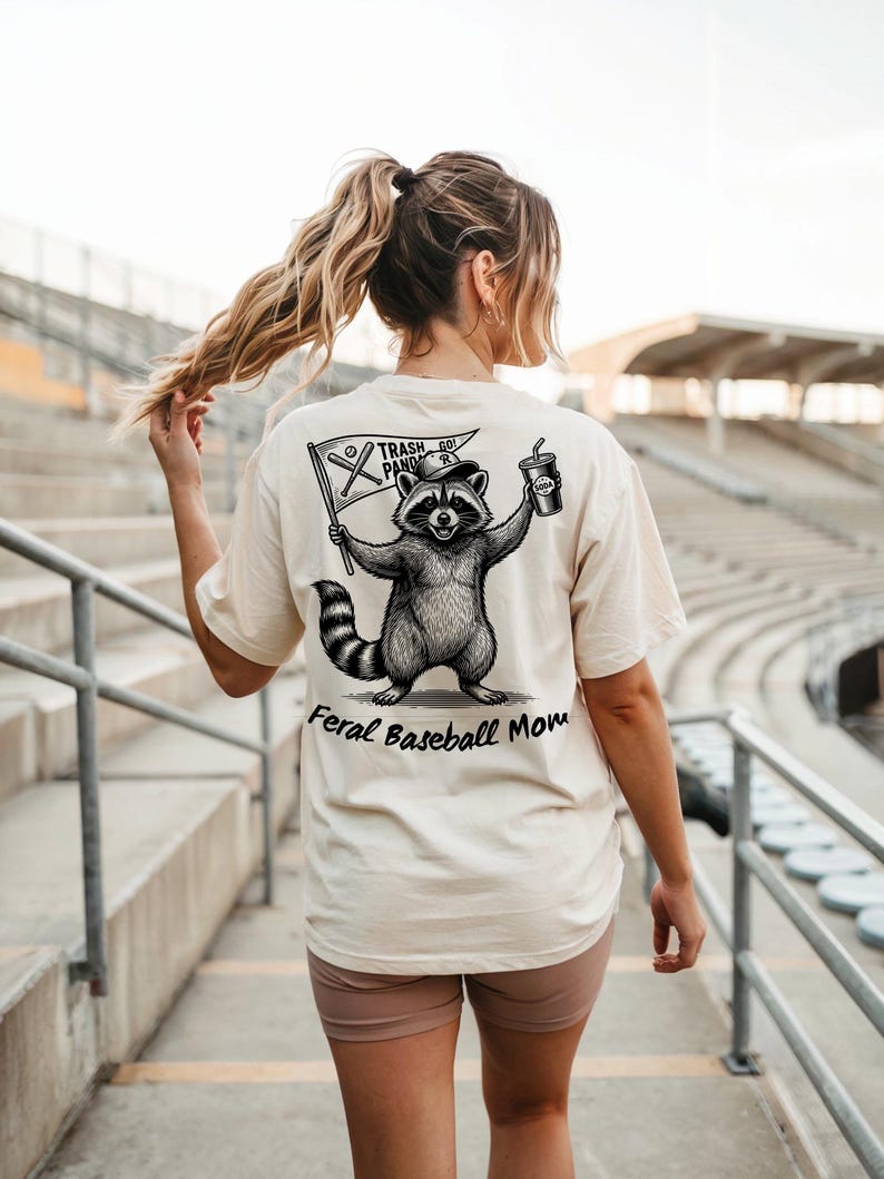 Mamma di baseball selvatica PNG, design di mamma sportiva procione, procione alla moda per il giorno della partita PNG, sublimazione umoristica sulla vita da mamma immagine 1
