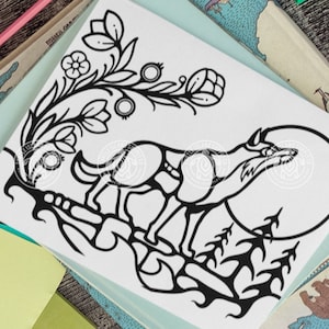 Peut inclure: Illustration en noir et blanc d'un loup hurlant à la lune avec un motif floral en arrière-plan.