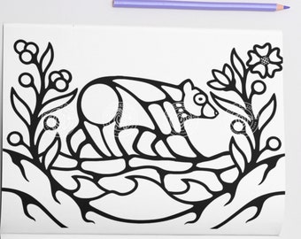 Pode incluir: Ilustração em preto e branco de um urso caminhando por um campo de flores. O urso é estilizado e tem um design geométrico. As flores são simples e têm algumas folhas.