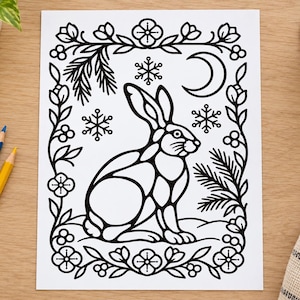 Puede incluir: Una página para colorear en blanco y negro con una ilustración central de un conejo rodeada por un borde rectangular de flores, ramas de pino, copos de nieve y una luna creciente. El diseño utiliza líneas gruesas y claras.