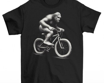 Bigfoot Cycling A Bike Camiseta - Camisa de ciclismo Sasquatch, Camiseta de boceto de ciclo, Amantes de Bigfoot, Amantes de Sasquatch, Regalo de bicicleta