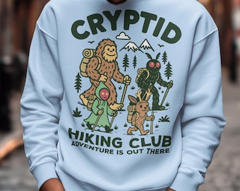 Moletom do Clube de Caminhadas Criptídeas - Camiseta com Pé Grande, Homem-Mariposa, Monstro de Flatwoods e Jackalope - Presente de Criptozoologia