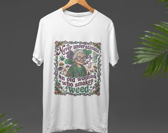 Non sottovalutare mai una vecchia che fuma erba, maglietta / maglietta grafica divertente sulla cannabis, stile retrò boho