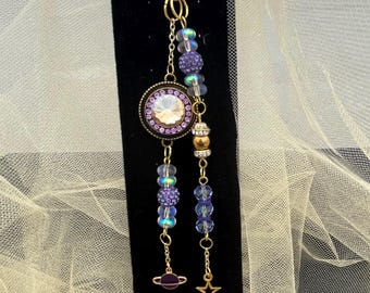 Portachiavi con ciondolo celeste fatto a mano con perline viola / stella e pianeta