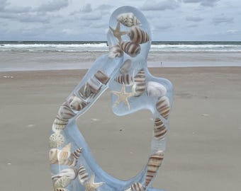 Statuetta in resina raffigurante una ragazza dell'oceano con conchiglie e stelle marine / Decorazione per la casa in stile costiero / Regalo per gli amanti della spiaggia