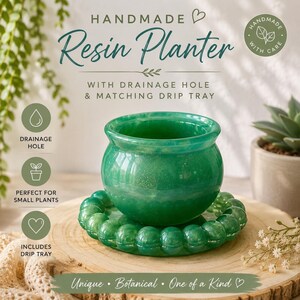 Peut inclure: Un pot de fleurs rond en résine vert émeraude avec une finition lisse et brillante, accompagné d'une soucoupe assortie à bord perlé. Le texte sur l'image indique : HANDMADE Resin Planter WITH DRAINAGE HOLE & MATCHING DRIP TRAY, DRAINAGE HOLE, PERFECT FOR SMALL PLANTS, INCLUDES DRIP TRAY, Unique Botanical One of a Kind.
