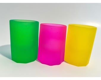 Set di bicchieri da shot in resina al neon • Articoli da bar per feste luminosi fatti a mano • Bicchieri gialli, rosa e verdi brillanti • Bicchieri in resina unici • Idea regalo colorata