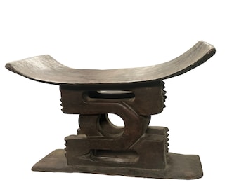 Sgabello Ashanti vintage intagliato a mano: tavolino decorativo in legno di sese africano