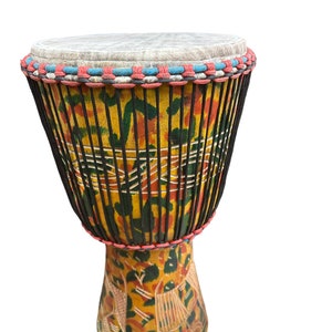 Große Afrikanische Trommel L65cm, Massivholz Trommel, Handgeschnitzte Trommel, Buntes Musikinstrument, Umweltfreundlich, Einzigartiges Geschenk