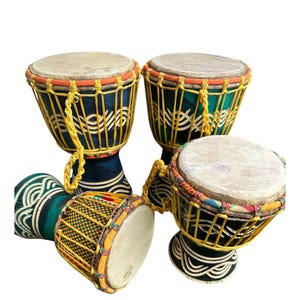 Handgeschnitzte Miniatur-Djembe-Trommel, 6-Zoll-festes festes Holz westafrikanisches Holztrommel-Ghana-Musikinstrument-Umweltfreundliches Geschenk für Kinder