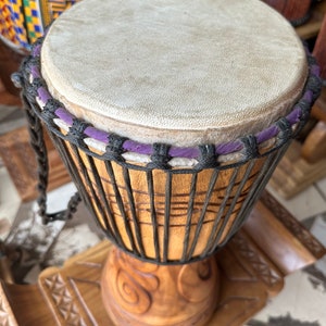 Djembe Trommel - Afrikanische Musikinstrument handgemachte Tribaltrommel aus reinem Massivholz, Trommel für Schüler, Westafrikanische Trommel, L52xB28 cm