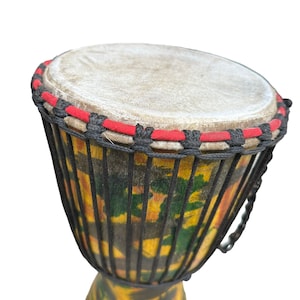 Afrikanische Trommeln, Bunte Djembe-Trommel 24 Zoll, Handbemaltes gelb grünes reines festes Holz Ghana Musikinstrument, Freund-Geschenk